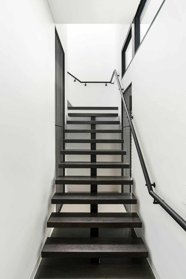 Fabriquer un escalier en métal avec des marches en bois : les avantages de confier le projet à un professionnel